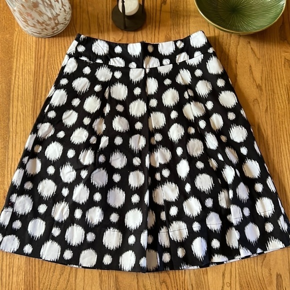 East 5th Dresses & Skirts - East 5th Skirt Women’s  10 Black White Pleated Pockets